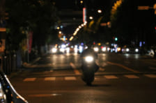 夜バイクで走る人