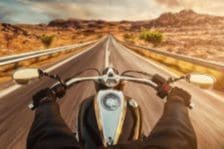 走っているバイク